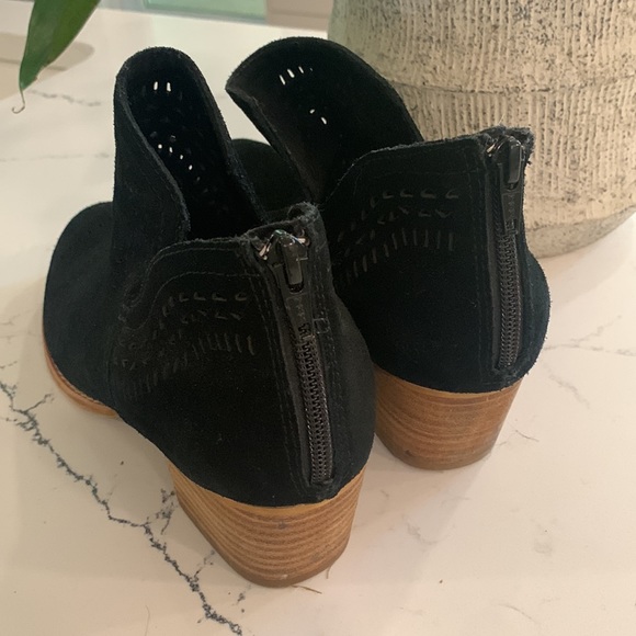 Earth Black Laser Cut Suede Bootie Wyoming Wonder size 8.5 - Picture 4 of 6